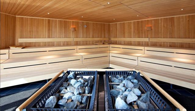 Vital Sauna Blick auf den Innenraum mit Holzbänken