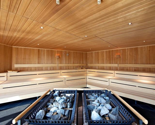 Vital Sauna Blick auf den Innenraum mit Holzbänken