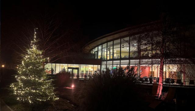 Teilansicht nachts auf das Hallenbad-Gebäude mit Weihnachtsbaum